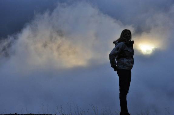 Um momento mágico: a luz do sol penetra a névoa bem encima da floresta de árvores mortas, na região do Mt. St. Helens, no estado de Washington, oeste dos Estados Unidos